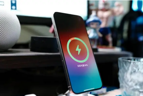 向阳街道苹果15换屏服务分享用什么充电器给iPhone15充电更好 